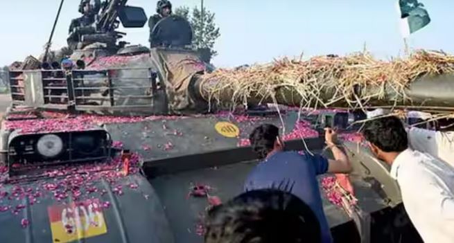 ਭਾਰਤ ਨਾਲ ਜੰਗ ਨਾ ਹੋਣ ਦਾ ਜਸ਼ਨ ਮਨਾ ਰਹੀ ਹੈ ਉੱਥੇ ਦੀ ਅਵਾਮ