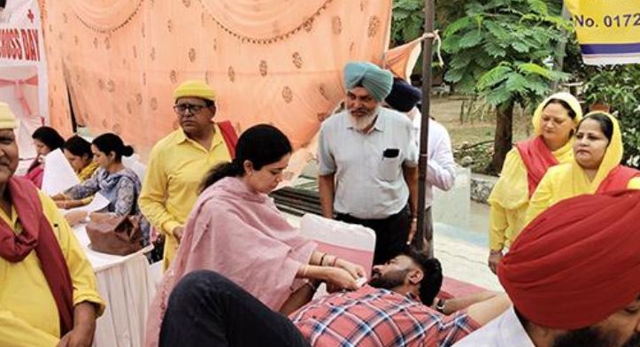 ਜ਼ਿਲ੍ਹਾ ਰੈੱਡ ਕਰਾਸ ਸੁਸਾਇਟੀ ਵੱਲੋਂ ਲਾਏ ਗਏ ਕੈਂਪ ’ਚ 72 ਵਿਅਕਤੀਆਂ ਨੇ ਕੀਤਾ ਖੂਨਦਾਨ