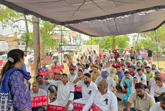 ਬਸ ਅੱਡਾ ਬਦਲਣ ਦੀ ਸਾਜ਼ਿਸ਼ ਦੇ ਖਿਲਾਫ ਸੰਘਰਸ਼ ਕਮੇਟੀ ਨੇ 8ਵੇਂ ਦਿਨ ਕਾਲੀਆਂ ਪਟੀਆਂ ਬੰਨ ਕੇ ਕੀਤਾ ਪ੍ਰਦਰਸ਼ਨ
