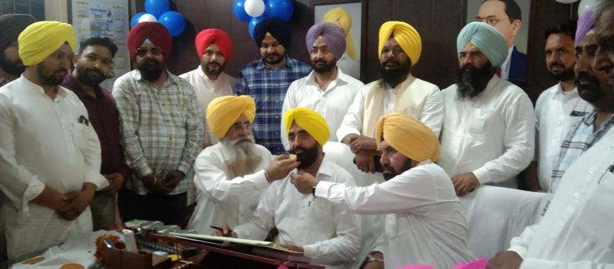 5-2 ਗੁਰਮੇਲ ਸਿੰਘ ਮੱਦੋਕੇ ਨੇ ਅਜੀਤਵਾਲ ਅਤੇ ਪਰਮਜੀਤ ਸਿੰਘ ਬੁੱਟਰ ਨੇ ਬਧਨੀਂ ਕਲਾਂ ਮਾਰਕਿਟ ਕਮੇਟੀ ਦੇ ਚੇਅਰਮੈਨ ਵਜੋਂ ਸੰਭਾਲਿਆ ਅਹੁਦਾ