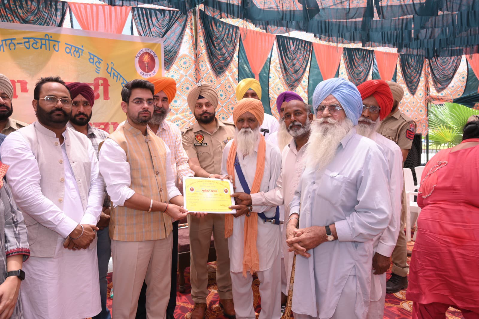 IMG-20250608-WA0028 ਡਿਪਟੀ ਕਮਿਸ਼ਨਰ ਨੇ ਪਿੰਡ ਰਣਸੀਂਹ ਕਲਾਂ ਵਿਖੇੇ ਨਸ਼ਾ ਛੱਡਣ ਵਾਲੇ ਨੌਜਵਾਨਾਂ ਨੂੰ 11-11 ਹਜ਼ਾਰ ਰੁਪਏ ਦਿੱਤੇ, ਪਿੰਡ ਦੀ ਪੰਚਾਇਤ ਦੀ ਕੀਤੀ ਸ਼ਲਾਘਾ