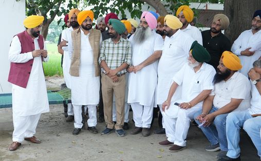 Capture-1-2 ਮੁੱਖ ਮੰਤਰੀ ਭਗਵੰਤ ਸਿੰਘ ਮਾਨ ਵੱਲੋਂ ਕੀਤਾ ਗਿਆ ਪਿੰਡ ਦੇ ਖੇਤ ਦਾ ਦੌਰਾ