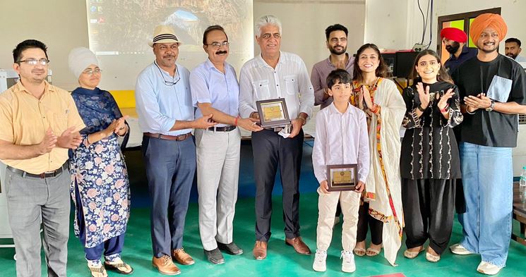 Capture-6 ਸ਼ਿਵ ਚੰਦ ਪਬਲਿਕ ਹਾਈ ਸਕੂਲ ਸਕੋਹਪੁਰ ਵਿਖੇ ਫਿਲਮ “ਮੇਰੀ ਪਿਆਰੀ ਦਾਦੀ” ਦੀ ਸਟਾਰਕਾਸਟ ਨੇ ਕੀਤਾ ਦੌਰਾ