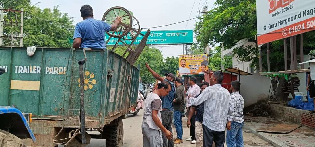 PHOTO2-4-JULY ਗੁਰੂ ਹਰਿਗੋਬਿੰਦ ਨਗਰ ਵਿਖੇ ਸੜਕਾਂ ਕਿਨਾਰੇ ਨਜਾਇਜ਼ ਕਬਜ਼ੇ ਹਟਾਉਣ 'ਤੇ ਸ਼ਹਿਰੀਆਂ ਨੇ ਕੀਤੀ ਪ੍ਰਸ਼ਾਸ਼ਨ ਦੀ ਸ਼ਲਾਘਾ