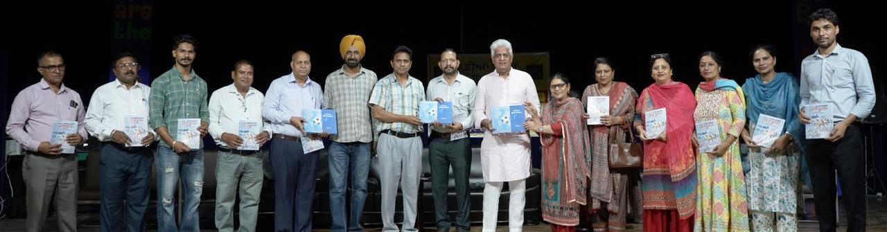 ph4 "ਨਵੀਆਂ ਕਲਮਾਂ ਨਵੀਂ ਉਡਾਣ" ਚਾਰ ਪੁਸਤਕਾਂ ਦੇ ਲੋਕ ਅਰਪਣ ਸਮਾਰੋਹ ਮੌਕੇ ਹਾਜ਼ਰ ਦੁਆਬੇ ਦੇ ਵਿਦਿਆਰਥੀ ਸਾਹਿਤਕਾਰਾਂ ਨੇ "ਰੂਹ" ਨਾਲ ਕੀਤਾ ਕਲਾ ਦਾ ਸ਼ਾਨਦਾਰ ਪ੍ਰਦਰਸ਼ਨ