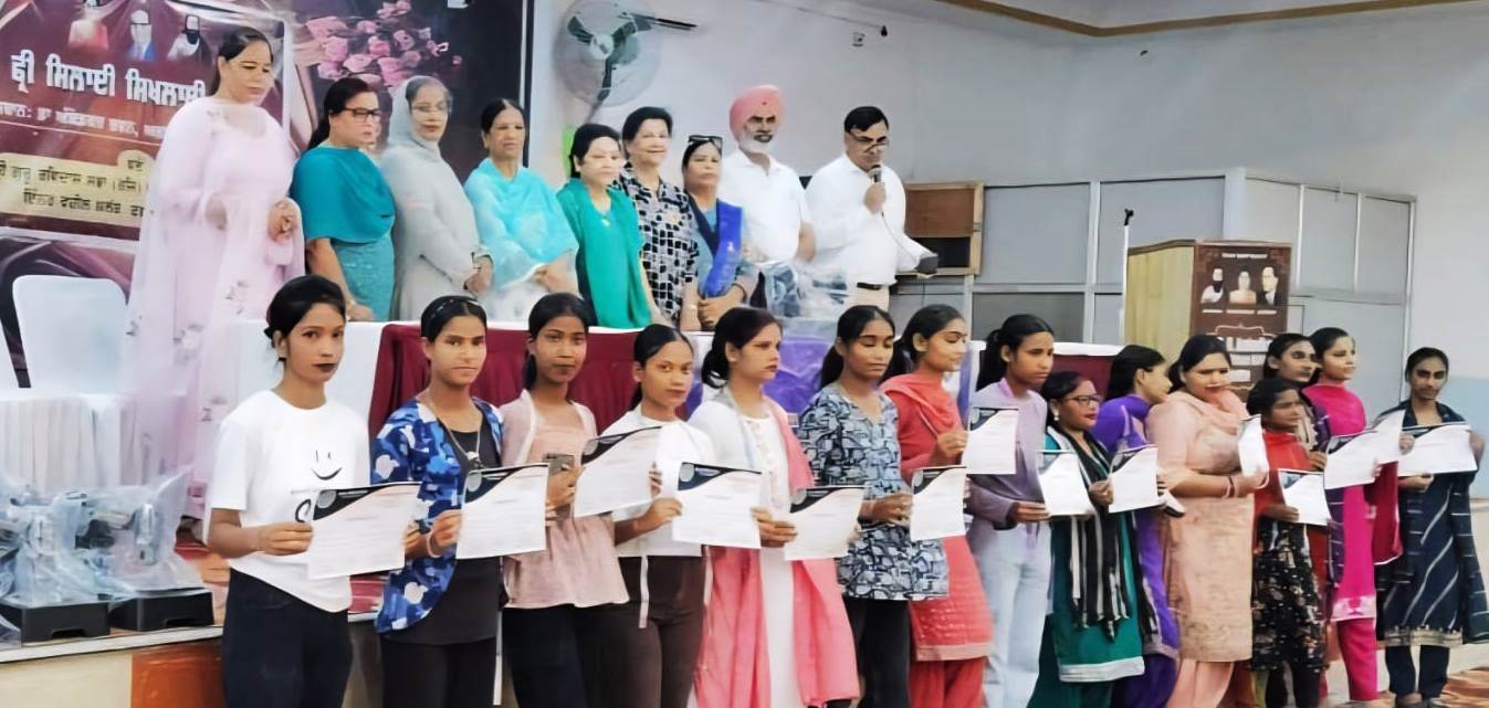 photo1-1-july ਡਾ. ਅੰਬੇਡਕਰ ਭਵਨ ਵਿਖੇ ਬੇਸਿਕ ਕੰਪਿਊਟਰ ਕੋਰਸ ਅਤੇ ਫ੍ਰੀ ਸਿਲਾਈ ਟ੍ਰੇਨਿੰਗ ਕੋਰਸ ਪੂਰਾ ਹੋਣ ਤੇ 30 ਲੜਕੀਆਂ ਨੂੰ ਸਰਟੀਫਿਕੇਟ ਅਤੇ 15 ਨੂੰ ਮੁਫ਼ਤ ਸਿਲਾਈ ਮਸ਼ੀਨਾਂ ਵੰਡੀਆਂ ਗਈਆਂ