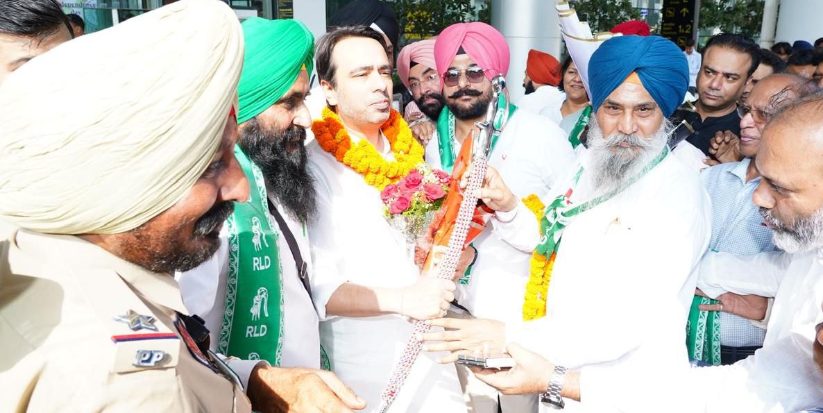 1000798956 ਕੇਂਦਰੀ ਮੰਤਰੀ ਸ੍ਰੀ ਜਯੰਤ ਚੌਧਰੀ ਪ੍ਰਧਾਨ ਰਾਸ਼ਟਰੀ ਲੋਕ ਦਲ ਆਲ ਇੰਡੀਆ ਦਾ ਮੋਹਾਲੀ  ਏਅਰਪੋਰਟ ਤੇ  ਭਰਵਾਂ ਸਵਾਗਤ