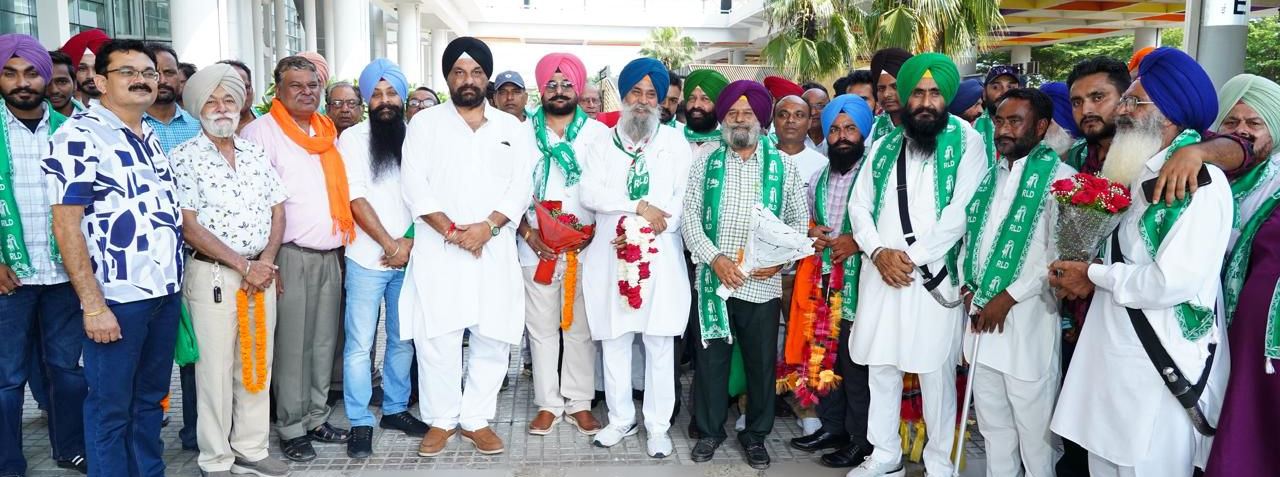 1000798968 ਕੇਂਦਰੀ ਮੰਤਰੀ ਸ੍ਰੀ ਜਯੰਤ ਚੌਧਰੀ ਪ੍ਰਧਾਨ ਰਾਸ਼ਟਰੀ ਲੋਕ ਦਲ ਆਲ ਇੰਡੀਆ ਦਾ ਮੋਹਾਲੀ  ਏਅਰਪੋਰਟ ਤੇ  ਭਰਵਾਂ ਸਵਾਗਤ