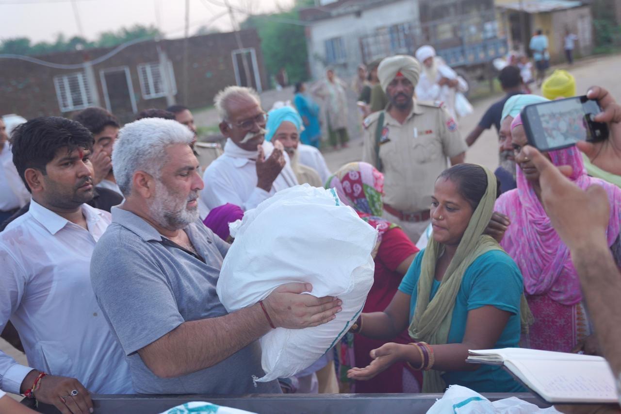 Pic-11 ਹੜ੍ਹ ਪ੍ਰਭਾਵਿਤ ਖੇਤਰਾਂ ਚੋਂ ਲੋਕਾਂ ਨੂੰ ਬਾਹਰ ਕੱਢਣ ਅਤੇ ਰਾਹਤ ਸਮੱਗਰੀ ਪਹੁੰਚਾਉਣ  ਉਤੇ ਡਟੀ ਪੰਜਾਬ ਸਰਕਾਰ