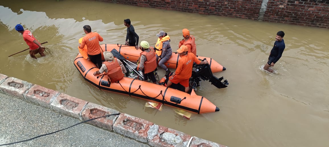 Pic-21 ਪੰਜਾਬ ਪੁਲਿਸ, ਐਨਡੀਆਰਐਫ, ਐਸਡੀਆਰਐਫ ਅਤੇ ਭਾਰਤੀ ਫੌਜ ਦੀਆਂ ਟੀਮਾਂ ਹੜ੍ਹ ਪ੍ਰਭਾਵਿਤ  ਇਲਾਕਿਆਂ ਵਿੱਚ ਮਿਲ ਕੇ ਕੰਮ ਕਰ ਰਹੀਆਂ; 7600 ਤੋਂ ਵੱਧ ਲੋਕਾਂ ਨੂੰ ਸੁਰੱਖਿਅਤ ਬਾਹਰ  ਕੱਢਿਆ