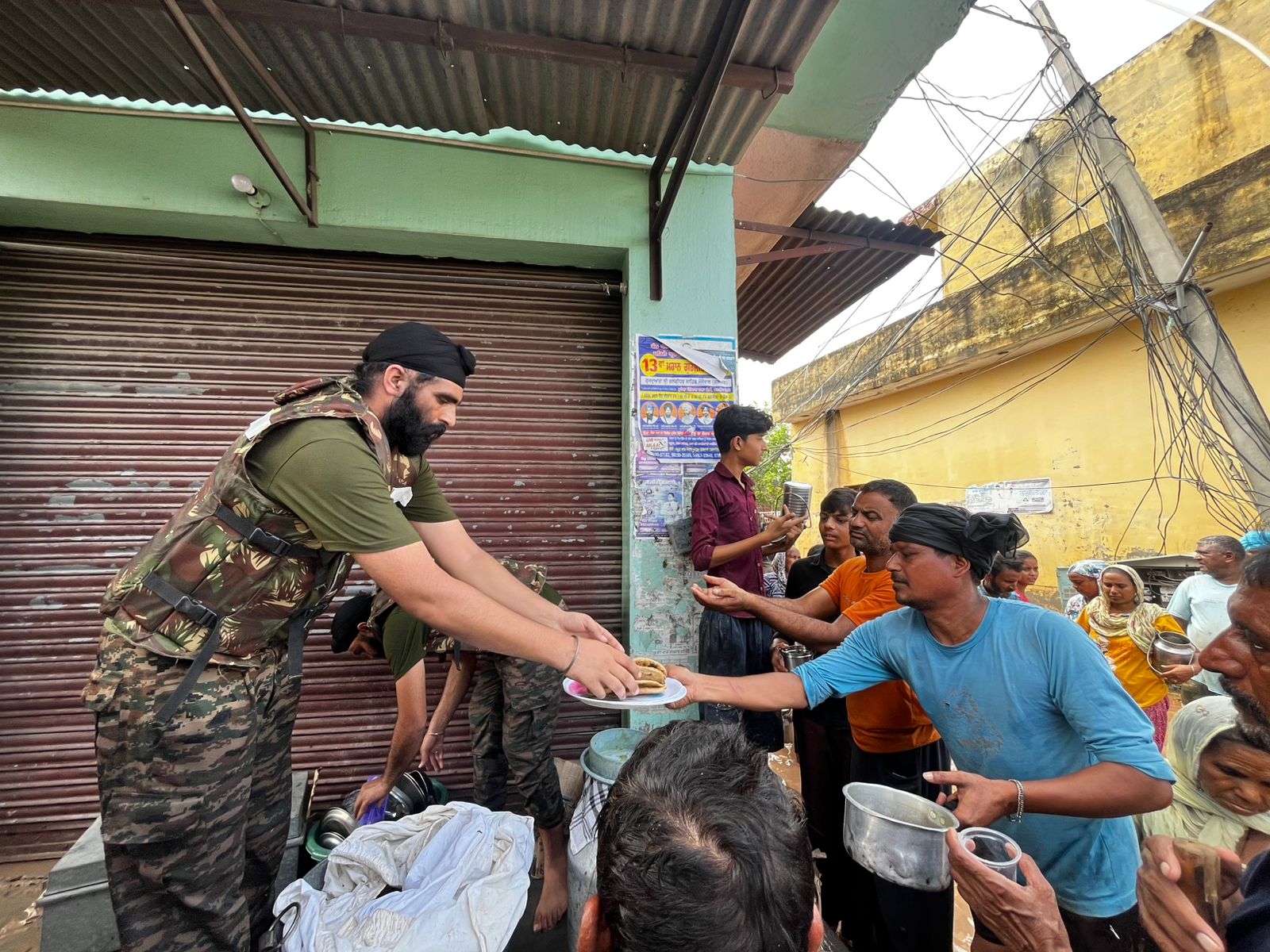 Pic-3 ਪੰਜਾਬ ਪੁਲਿਸ, ਐਨਡੀਆਰਐਫ, ਐਸਡੀਆਰਐਫ ਅਤੇ ਭਾਰਤੀ ਫੌਜ ਦੀਆਂ ਟੀਮਾਂ ਹੜ੍ਹ ਪ੍ਰਭਾਵਿਤ  ਇਲਾਕਿਆਂ ਵਿੱਚ ਮਿਲ ਕੇ ਕੰਮ ਕਰ ਰਹੀਆਂ; 7600 ਤੋਂ ਵੱਧ ਲੋਕਾਂ ਨੂੰ ਸੁਰੱਖਿਅਤ ਬਾਹਰ  ਕੱਢਿਆ