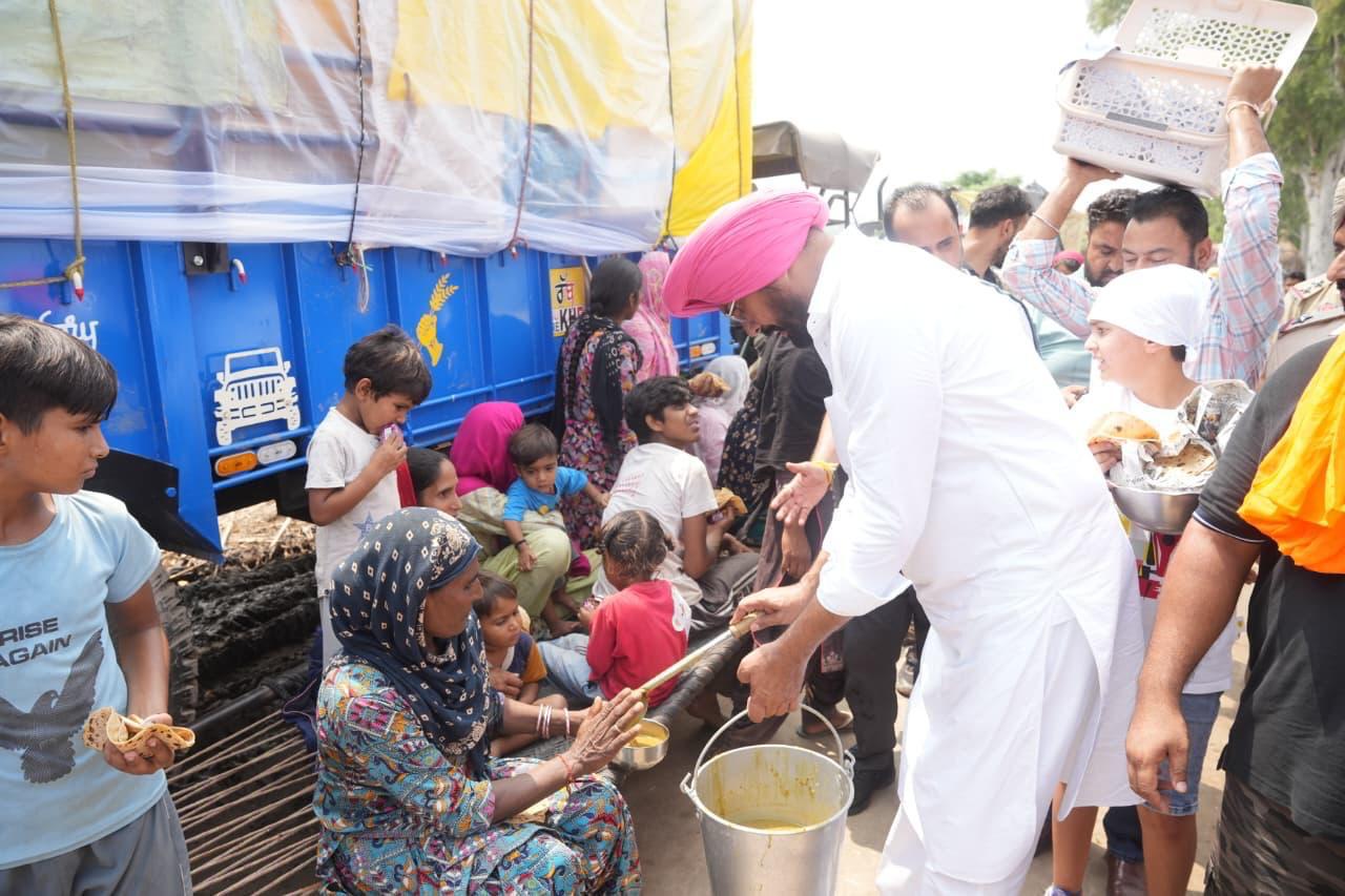 Pic-31 ਹੜ੍ਹ ਪ੍ਰਭਾਵਿਤ ਖੇਤਰਾਂ ਚੋਂ ਲੋਕਾਂ ਨੂੰ ਬਾਹਰ ਕੱਢਣ ਅਤੇ ਰਾਹਤ ਸਮੱਗਰੀ ਪਹੁੰਚਾਉਣ  ਉਤੇ ਡਟੀ ਪੰਜਾਬ ਸਰਕਾਰ