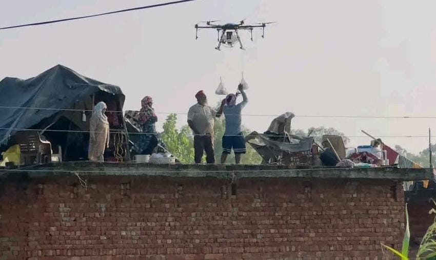 Pic-4 ਪੰਜਾਬ ਪੁਲਿਸ, ਐਨਡੀਆਰਐਫ, ਐਸਡੀਆਰਐਫ ਅਤੇ ਭਾਰਤੀ ਫੌਜ ਦੀਆਂ ਟੀਮਾਂ ਹੜ੍ਹ ਪ੍ਰਭਾਵਿਤ  ਇਲਾਕਿਆਂ ਵਿੱਚ ਮਿਲ ਕੇ ਕੰਮ ਕਰ ਰਹੀਆਂ; 7600 ਤੋਂ ਵੱਧ ਲੋਕਾਂ ਨੂੰ ਸੁਰੱਖਿਅਤ ਬਾਹਰ  ਕੱਢਿਆ