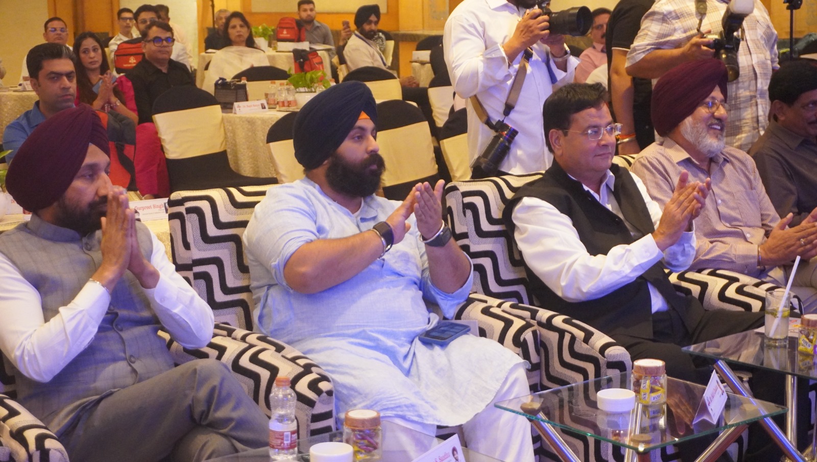 1 ਸਿੱਖਿਆ ਮੰਤਰੀ ਅਤੇ ਸੰਸਦ ਮੈਂਬਰ ਸਤਨਾਮ ਸਿੰਘ ਸੰਧੂ ਨੇ ਕਸ਼ਮੀਰ ਅਤੇ ਕਾਠਮੰਡੂ PUCA ਵਫ਼ਦ ਨੂੰ ਹਰੀ ਝੰਡੀ ਦਿਖਾ ਕੇ ਰਵਾਨਾ ਕੀਤਾ