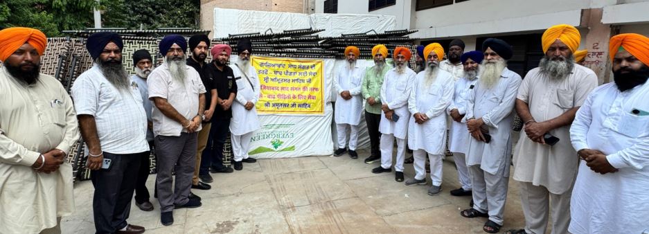 2-6 ਗਾਜੀਆਬਾਦ ਦੀਆਂ ਸੰਗਤਾਂ ਵੱਲੋਂ ਹੜ੍ਹ ਪੀੜਤਾਂ ਲਈ 400 ਗੱਦੇ, 50 ਫੋਲਡਿੰਗ ਬੈੱਡ ਅਤੇ ਹੋਰ ਲੋੜੀਂਦਾ ਸਮਾਨ ਸ਼੍ਰੋਮਣੀ ਕਮੇਟੀ ਨੂੰ ਸੌਂਪਿਆ