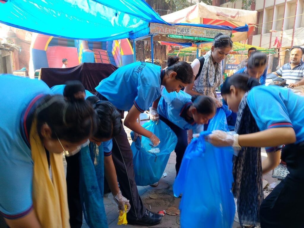 28-Sept-PN-6-NCC-Cadets-4-1024x768 ਐਨਸੀਸੀ ਕੈਡਿਟਾਂ ਨੇ ਸਵੱਛਤਾ ਹੀ ਸੇਵਾ ਸੇਵਾ ਦੇ ਤਹਿਤ ਦਰਬਾਰ ਸਾਹਿਬ ਦੇ ਆਸ-ਪਾਸ ਕੀਤੀ ਸਫਾਈ