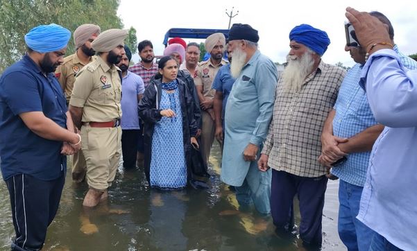 35 ਟਰੈਕਟਰ ਉੱਤੇ ਚੜ ਪ੍ਰਭਾਵਿਤ ਲੋਕਾਂ ਦੀ ਸਾਰ ਲੈਣ ਪੁੱਜੇ ਡਿਪਟੀ ਕਮਿਸ਼ਨਰ ਅਤੇ ਜਿਲਾ ਪੁਲਿਸ ਮੁੱਖੀ