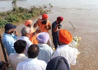 4-13 ਮੁੰਡੀਆਂ ਅਤੇ ਗੋਇਲ ਵੱਲੋਂ ਸਤਲੁਜ ਦਰਿਆ ਦੇ ਵਹਾਅ ਨੂੰ ਬਹਾਲ ਕਰਨ ਲਈ ਵਾਧੂ ਮਸ਼ੀਨਰੀ ਲਾਉਣ ਦੇ ਆਦੇਸ਼