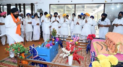 Capture-1-5 ਖੇਮਕਰਨ ਦੇ ਪਿੰਡ ਮਹਿਦੀਪੁਰ ਵਿਖੇ ਹੜ੍ਹ ਨਾਲ ਨੁਕਸਾਨੇ ਬੰਨ ਨੂੰ ਪੂਰਨ ਲਈ ਸ਼੍ਰੋਮਣੀ ਕਮੇਟੀ ਵੱਲੋਂ 6 ਹਜ਼ਾਰ ਲੀਟਰ ਡੀਜ਼ਲ ਦੀ ਕੀਤੀ ਸਹਾਇਤਾ