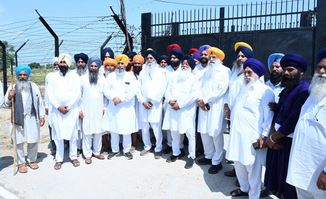 Capture-3-2 ਖੇਮਕਰਨ ਦੇ ਪਿੰਡ ਮਹਿਦੀਪੁਰ ਵਿਖੇ ਹੜ੍ਹ ਨਾਲ ਨੁਕਸਾਨੇ ਬੰਨ ਨੂੰ ਪੂਰਨ ਲਈ ਸ਼੍ਰੋਮਣੀ ਕਮੇਟੀ ਵੱਲੋਂ 6 ਹਜ਼ਾਰ ਲੀਟਰ ਡੀਜ਼ਲ ਦੀ ਕੀਤੀ ਸਹਾਇਤਾ