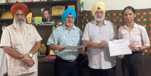 photo2-300x151 “ਰਾਮਗੜ੍ਹੀਆ ਕਾਲਜ ਦੇ ਪੁਰਾਣੇ ਵਿਦਿਆਰਥੀਆਂ ਦੀ ਐਲੁਮਨੀ ਅੇਸੋਸੀਏਸ਼ਨ ‘ਰਕੋਸਾ’ ਨੇ ਹੋਣਹਾਰ ਵਿਦਿਆਰਅਥੀਆਂ ਨੂੰ 50,000 ਰੁਪਏ ਦੇ ਵਜ਼ੀਫੇ ਦਿਤੇ”