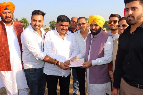 3-2 ਵਰਲਡ ਵਾਈਡ ਗਰੁੱਪ ਨੇ 5 ਲੱਖ, ਬਲ ਕਲਾਂ ਐਸੋਸੀਏਸ਼ਨ ਨੇ 4 ਲੱਖ ਅਤੇ ਫੋਕਲ ਪੁਆਇੰਟ ਵੈਲਫੇਅਰ ਸੁਸਾਇਟੀ ਨੇ 3 ਲੱਖ ਰੁਪਏ ਦਾ ਚੈਕ ਮੁੱਖ ਮੰਤਰੀ ਨੁੰ ਕੀਤਾ ਭੇਟ