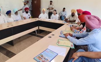 6-2 ਝੋਨੇ ਦੀ ਪਰਾਲੀ ਨੂੰ ਅੱਗ ਲਗਾਏ ਬਿਨ੍ਹਾ ਸੁਚੱਜੀ ਸਾਂਭ ਸੰਭਾਲ ਕਰਨ ਕਿਸਾਨ- ਐਸ.ਡੀ.ਐਮ ਮਜੀਠਾ