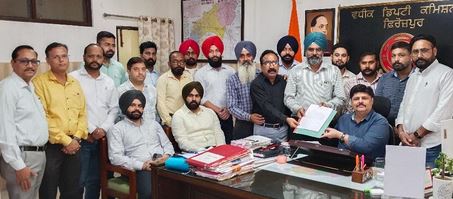 6-8 ਦਫਤਰੀ ਕਾਮਿਆਂ ਨੇ ਵਜਾਇਆ ਸੰਘਰਸ਼ ਦਾ ਬਿਘਲ ; ਮੁਲਾਜ਼ਮ ਮੰਗਾਂ ਸਬੰਧੀ ਏ.ਡੀ.ਸੀ ਨੂੰ ਦਿੱਤਾ ਮੰਗ ਪੱਤਰ