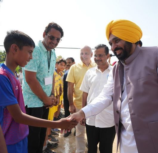 Capture-2-1 ਆਮ ਆਦਮੀ ਪਾਰਟੀ ਦੇ ਰਾਸ਼ਟਰੀ ਕਨਵੀਨਰ ਅਰਵਿੰਦ ਕੇਜਰੀਵਾਲ ਅਤੇ ਮੁੱਖ ਮੰਤਰੀ ਭਗਵੰਤ ਸਿੰਘ ਮਾਨ ਵੱਲੋਂ 3100 ਤੋਂ ਵੱਧ ਅਤਿ-ਆਧੁਨਿਕ ਸਟੇਡੀਅਮਾਂ ਦੇ ਨਿਰਮਾਣ ਪ੍ਰਾਜੈਕਟ ਦੀ ਸ਼ੁਰੂਆਤ