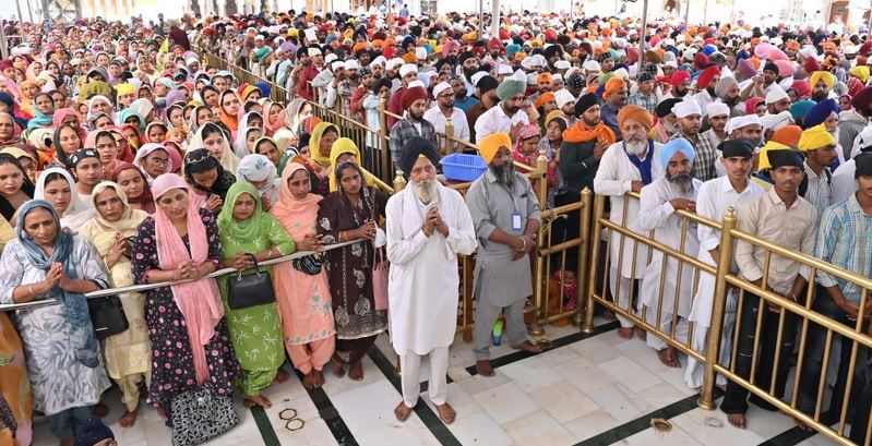 Capture-1-2 ਸ੍ਰੀ ਗੁਰੂ ਨਾਨਕ ਦੇਵ ਜੀ ਦੇ ਪ੍ਰਕਾਸ਼ ਪੁਰਬ ਮੌਕੇ ਸੱਚਖੰਡ ਸ੍ਰੀ ਹਰਿਮੰਦਰ ਸਾਹਿਬ ਵਿਖੇ ਲੱਖਾਂ ਸੰਗਤਾਂ ਹੋਈਆਂ ਨਤਮਸਤਕ