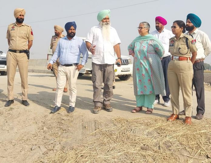 Capture-10 ਡਿਪਟੀ ਕਮਿਸ਼ਨਰ ਅਤੇ ਐਸ. ਐਸ. ਪੀ ਨੇ ਪਰਾਲੀ ਪ੍ਰਬੰਧਨ ਨੂੰ ਮਜ਼ਬੂਤੀ ਨਾਲ ਲਾਗੂ ਕਰਨ ਦੇ ਉਦੇਸ਼ ਨਾਲ ਵੱਖ-ਵੱਖ ਪਿੰਡਾਂ ਦਾ ਕੀਤਾ ਦੌਰਾ