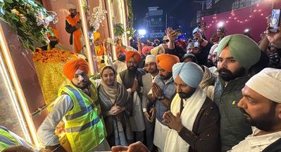 Capture-28 ਸ਼੍ਰੀ ਗੁਰੂ ਤੇਗ ਬਹਾਦਰ ਜੀ ਦੇ 350ਵੇਂ ਸ਼ਹੀਦੀ ਦਿਹਾੜੇ ਨੂੰ ਸਮਰਪਿਤ ਵਿਸ਼ਾਲ ਨਗਰ ਕੀਰਤਨ ਰਾਤ 12 ਵਜੇ ਦੇ ਕਰੀਬ ਪਹੁੰਚਿਆ ਮੋਗਾ