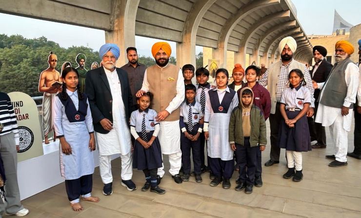 Capture-32 ਕੈਬਨਿਟ ਮੰਤਰੀ ਤਰੁਨਪ੍ਰੀਤ ਸਿੰਘ ਸੌਂਦ, ਵਿਧਾਇਕ ਬੁੱਧ ਰਾਮ ਨੇ ਸੰਗਤ ਨਾਲ ਲਗਾਇਆ ਗਾਈਡਡ ਵਿਰਾਸਤੀ ਟੂਰ