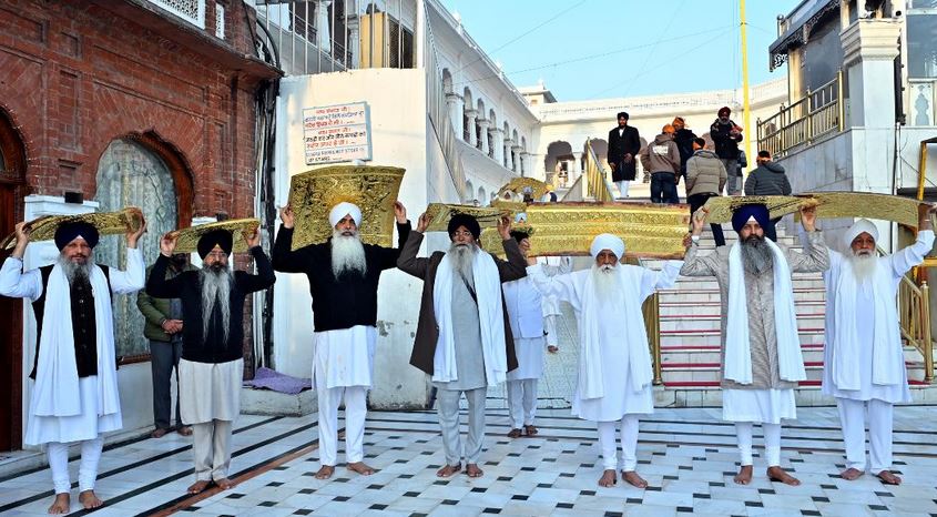 cap ਸੱਚਖੰਡ ਸ੍ਰੀ ਹਰਿਮੰਦਰ ਸਾਹਿਬ ਵਿਖੇ ਮੁਰੰਮਤ ਮਗਰੋਂ ਲਗਾਏ ਸੋਨੇ ਦੇ ਪੱਤਰੇ