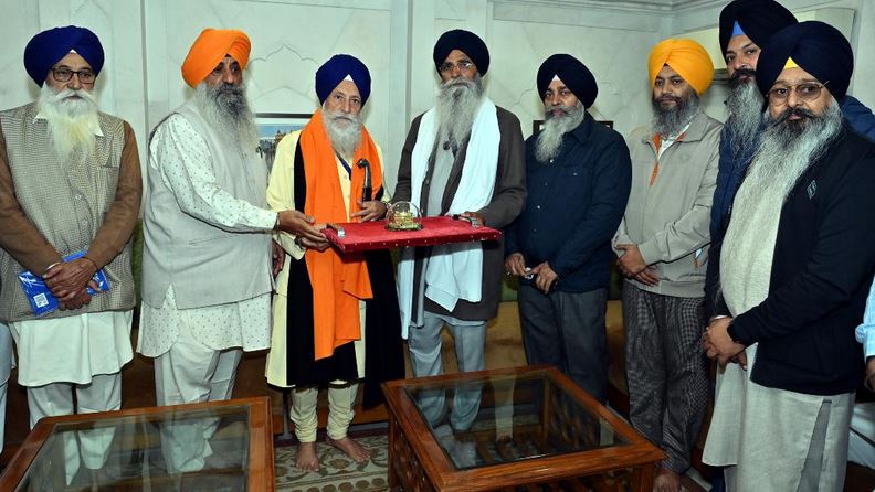 harjinder-singh-dhami ਗਿਆਨੀ ਗੁਰਬਖ਼ਸ਼ ਸਿੰਘ ਗੁਲਸ਼ਨ ਦੀ ਪੁਸਤਕ ‘ਜੀਵਨ ਗਾਥਾ ਸ੍ਰੀ ਗੁਰੂ ਅੰਗਦ ਦੇਵ ਜੀ’ ਐਡਵੋਕੇਟ ਧਾਮੀ ਵੱਲੋਂ ਸੰਗਤ ਅਰਪਣ