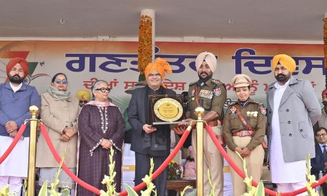 award-1 ਕੈਬਨਿਟ ਮੰਤਰੀ ਸ੍ਰੀ ਸੰਜੀਵ ਅਰੋੜਾ ਨੇ ਫ਼ਰੀਦਕੋਟ ਵਿੱਚ 77ਵੇਂ ਗਣਤੰਤਰ ਦਿਵਸ ਮੌਕੇ ਝੰਡਾ ਲਹਿਰਾਇਆ