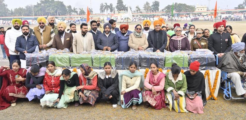 ground ਕੈਬਨਿਟ ਮੰਤਰੀ ਸ੍ਰੀ ਸੰਜੀਵ ਅਰੋੜਾ ਨੇ ਫ਼ਰੀਦਕੋਟ ਵਿੱਚ 77ਵੇਂ ਗਣਤੰਤਰ ਦਿਵਸ ਮੌਕੇ ਝੰਡਾ ਲਹਿਰਾਇਆ