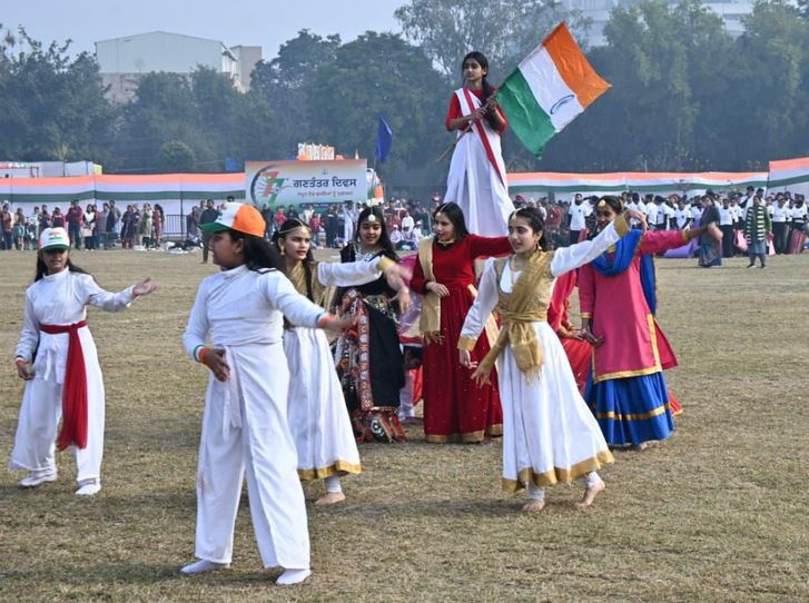 performance ਕੈਬਨਿਟ ਮੰਤਰੀ ਮੋਹਿੰਦਰ ਭਗਤ ਨੇ 77ਵੇਂ ਗਣਤੰਤਰ ਦਿਵਸ ਮੌਕੇ ਐੱਸ.ਏ.ਐੱਸ. ਨਗਰ ਵਿਖੇ ਲਹਿਰਾਇਆ ਤਿਰੰਗਾ