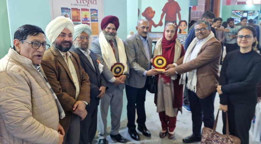 pic-3 ਅੰਤਰਰਾਸ਼ਟਰੀ ਪੰਜਾਬੀ ਸਾਹਿਤਕ ਮੰਚ,ਦਿੱਲੀ ਵੱਲੋਂ ਡਾ. ਦਰਸ਼ਨ ਸਿੰਘ ‘ਆਸ਼ਟ` ਅਤੇ ਡਾ. ਰਾਜਵੰਤ ਕੌਰ ‘ਪੰਜਾਬੀ` ਦਾ ਸਨਮਾਨ