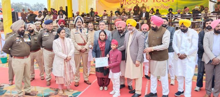 sp-award ਕੈਬਨਿਟ ਮੰਤਰੀ ਡਾ. ਬਲਜੀਤ ਕੌਰ ਨੇ ਫਿਰੋਜ਼ਪੁਰ ਵਿਖੇ ਗਣਤੰਤਰ ਦਿਵਸ ਮੌਕੇ ਲਹਿਰਾਇਆ ਕੌਮੀ ਝੰਡਾ