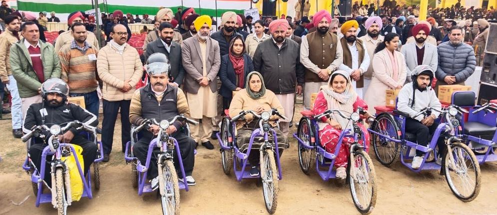 tricycle ਕੈਬਨਿਟ ਮੰਤਰੀ ਡਾ. ਬਲਜੀਤ ਕੌਰ ਨੇ ਫਿਰੋਜ਼ਪੁਰ ਵਿਖੇ ਗਣਤੰਤਰ ਦਿਵਸ ਮੌਕੇ ਲਹਿਰਾਇਆ ਕੌਮੀ ਝੰਡਾ