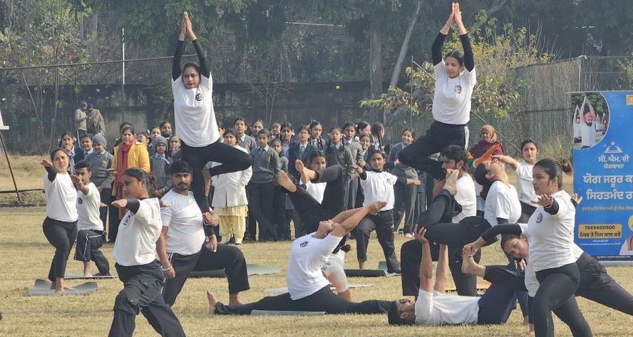 yoga ਡਿਪਟੀ ਕਮਿਸ਼ਨਰ ਕੋਮਲ ਮਿੱਤਲ ਅਤੇ ਐਸ ਐਸ ਪੀ ਹਰਮਨਦੀਪ ਸਿੰਘ ਹਾਂਸ ਵੱਲੋਂ ਗਣਤੰਤਰ ਦਿਵਸ ਦੀ ਫਾਈਨਲ ਰਿਹਰਸਲ ਦਾ ਨਿਰੀਖਣ