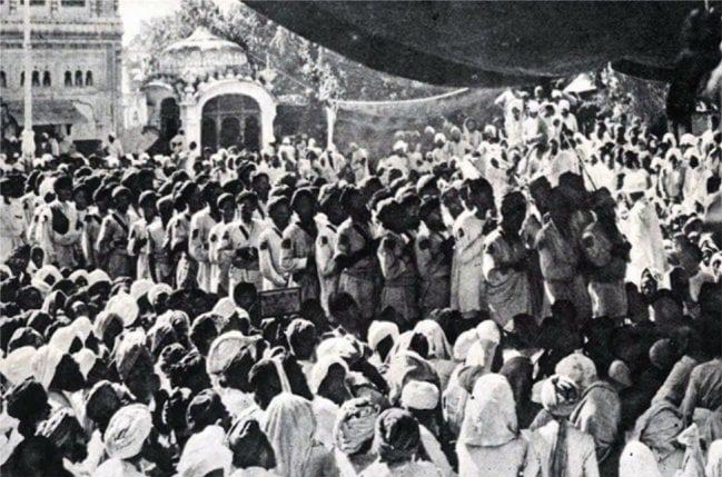 Sikh-sangat-gatherd-in-gurdwara-after-massacre-1 ਸਾਕਾ ਨਨਕਾਣਾ ਸਾਹਿਬ/ਡਾ. ਚਰਨਜੀਤ ਸਿੰਘ ਗੁਮਟਾਲਾ