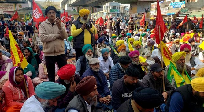 protest-1-1 ਮੋਗਾ ਦੇ ਮੇਨ ਚੌਕ ਵਿਚ ਦਸ ਕੇਂਦਰੀ ਟਰੇਡ ਯੂਨੀਅਨਾਂ ਦੇ ਸੱਦੇ ਤੇ ਵਿਸ਼ਾਲ ਧਰਨਾ