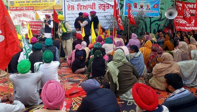 protest-2 ਮੋਗਾ ਦੇ ਮੇਨ ਚੌਕ ਵਿਚ ਦਸ ਕੇਂਦਰੀ ਟਰੇਡ ਯੂਨੀਅਨਾਂ ਦੇ ਸੱਦੇ ਤੇ ਵਿਸ਼ਾਲ ਧਰਨਾ