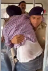 lathicharge-206x300 ਪੰਜਾਬ ਯੂਨੀਵਰਸਿਟੀ ਵਿੱਚ ਭਾਜਪਾ ਅਤੇ ਆਰ ਐੱਸ ਐੱਸ ਦਾ ਵਿਰੋਧ ਕਰ ਰਹੇ ਵਿਦਿਆਰਥੀਆਂ 'ਤੇ ਲਾਠੀਚਾਰਜ