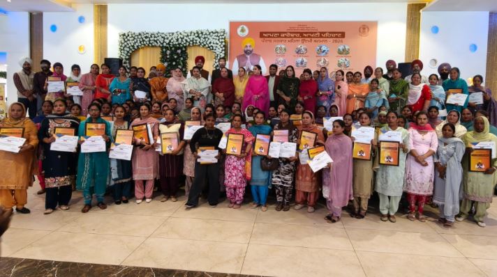 pic-2-1 ਮੋਗਾ ਵਿਖੇ "ਆਪਣਾ ਕਾਰੋਬਾਰ-ਆਪਣੀ ਪਹਿਚਾਣ” ਮੁਹਿੰਮ ਤਹਿਤ 100 ਮਹਿਲਾ ਉੱਦਮੀਆਂ ਦਾ ਸਨਮਾ