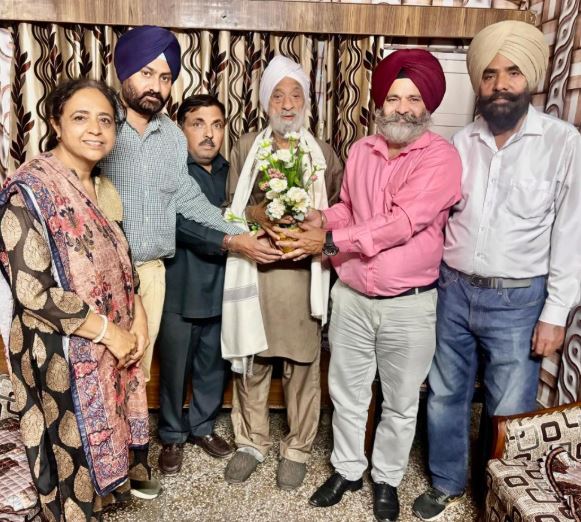 picture-8 ਪੰਜਾਬੀ ਸਾਹਿਤ ਸਭਾ ਪਟਿਆਲਾ ਵੱਲੋਂ ਬਜ਼ੁਰਗ ਲੇਖਕ ਐਡਵੋਕੇਟ ਦਲੀਪ ਸਿੰਘ ਵਾਸਨ ਦੇ ਘਰ ਜਾ ਕੇ ਸਨਮਾਨ