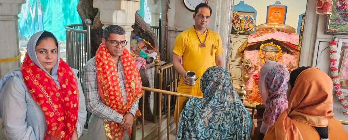 2-May-PN-1-secretary-4 ਜਲੰਧਰ ਡਵੀਜ਼ਨ ਦੇ ਕਮਿਸ਼ਨਰ ਅਤੇ ਸਕੱਤਰ ਲੋਕ ਸੰਪਰਕ ਰਾਮਵੀਰ ਸ੍ਰੀ ਦਰਬਾਰ ਸਾਹਿਬ ਅਤੇ ਸ੍ਰੀ ਦੁਰਗਿਆਣਾ ਮੰਦਰ ਵਿਖੇ ਨਤਮਸਤਕ ਹੋਏ