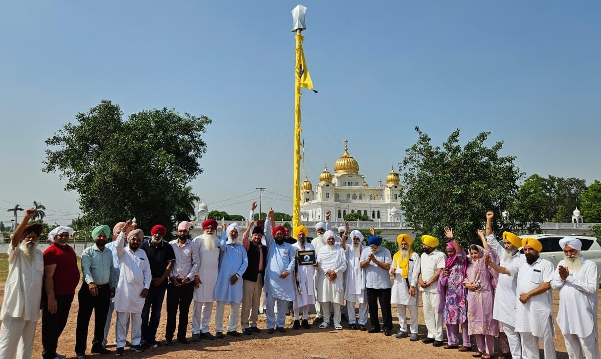 3 ਸਰਹਿੰਦ ਦੀ ਇਤਿਹਾਸਿਕ ਧਰਤੀ 'ਤੇ ਬਾਬਾ ਬੰਦਾ ਸਿੰਘ ਬਹਾਦਰ ਅੰਤਰਰਾਸ਼ਟਰੀ ਫਾਊਂਡੇਸ਼ਨ ਵੱਲੋਂ ਬਾਬਾ ਬੰਦਾ ਸਿੰਘ ਬਹਾਦਰ ਜੀ ਦੇ ਬੁੱਤ 'ਤੇ ਹਾਰ ਪਾਉਣ ਉਪਰੰਤ ਸੈਮੀਨਾਰ ਤੋਂ ਬਾਅਦ ਫਤਿਹ ਦਾ ਝੰਡਾ ਲਹਿਰਾਇਆ ਗਿਆ